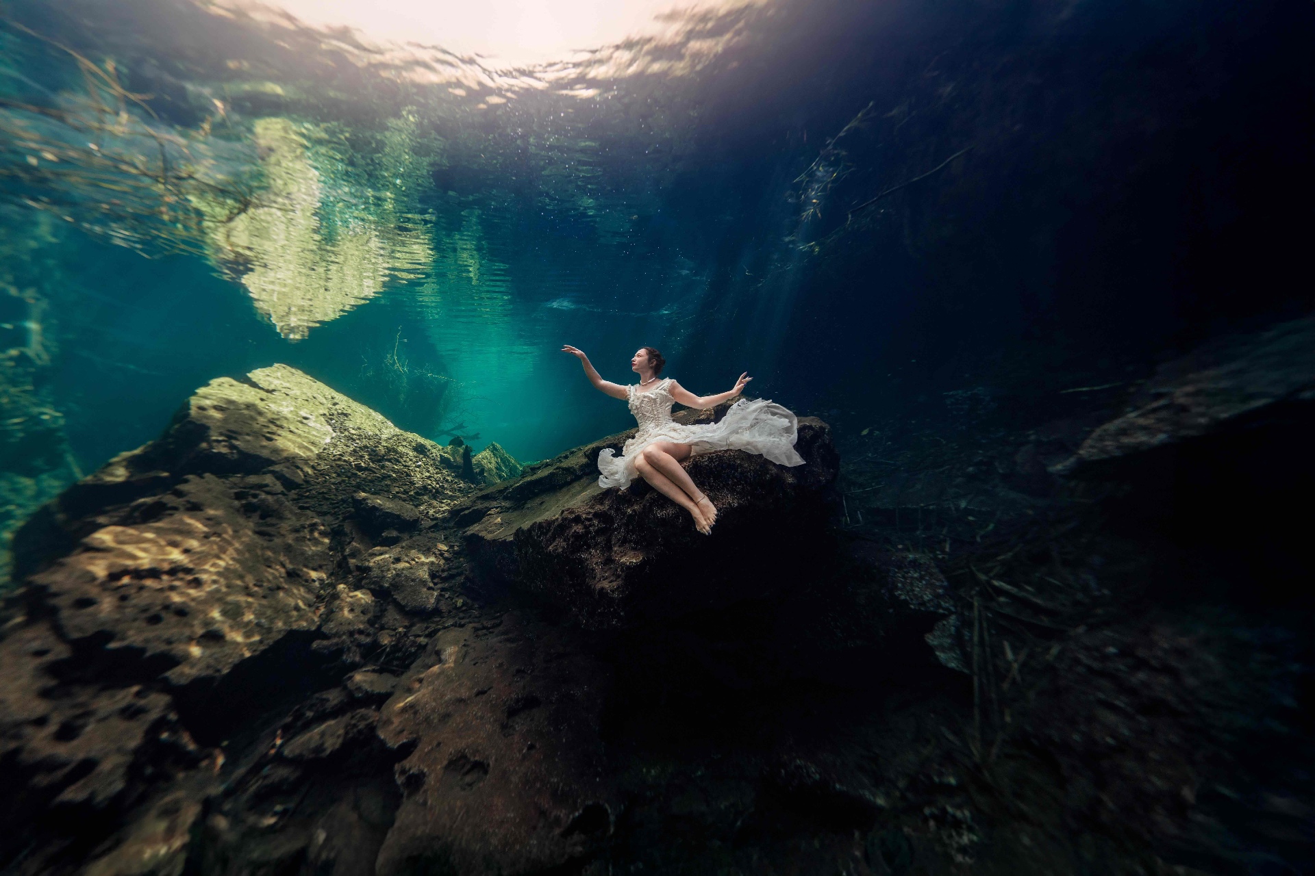 Underwater elopement wide
